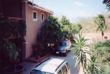 02_car_at_villa.jpg